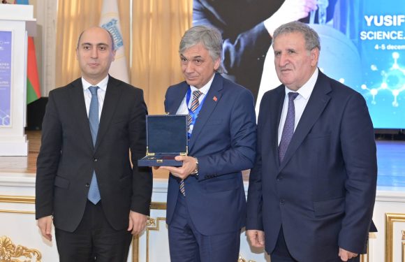 DERNEK BAŞKANIMIZ SAYIN PROF. DR. BAHATTİN YALÇIN’A AZERBAYCAN MİLLİ İLİMLER AKADEMİSİ TARAFINDAN “YUSİF MAMMADALİYEV GÖĞÜS NİŞANI” TAKDİM EDİLDİ