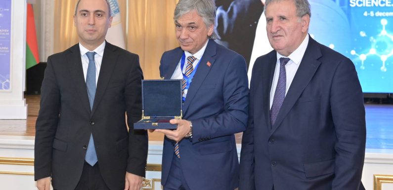 DERNEK BAŞKANIMIZ SAYIN PROF. DR. BAHATTİN YALÇIN’A AZERBAYCAN MİLLİ İLİMLER AKADEMİSİ TARAFINDAN “YUSİF MAMMADALİYEV GÖĞÜS NİŞANI” TAKDİM EDİLDİ